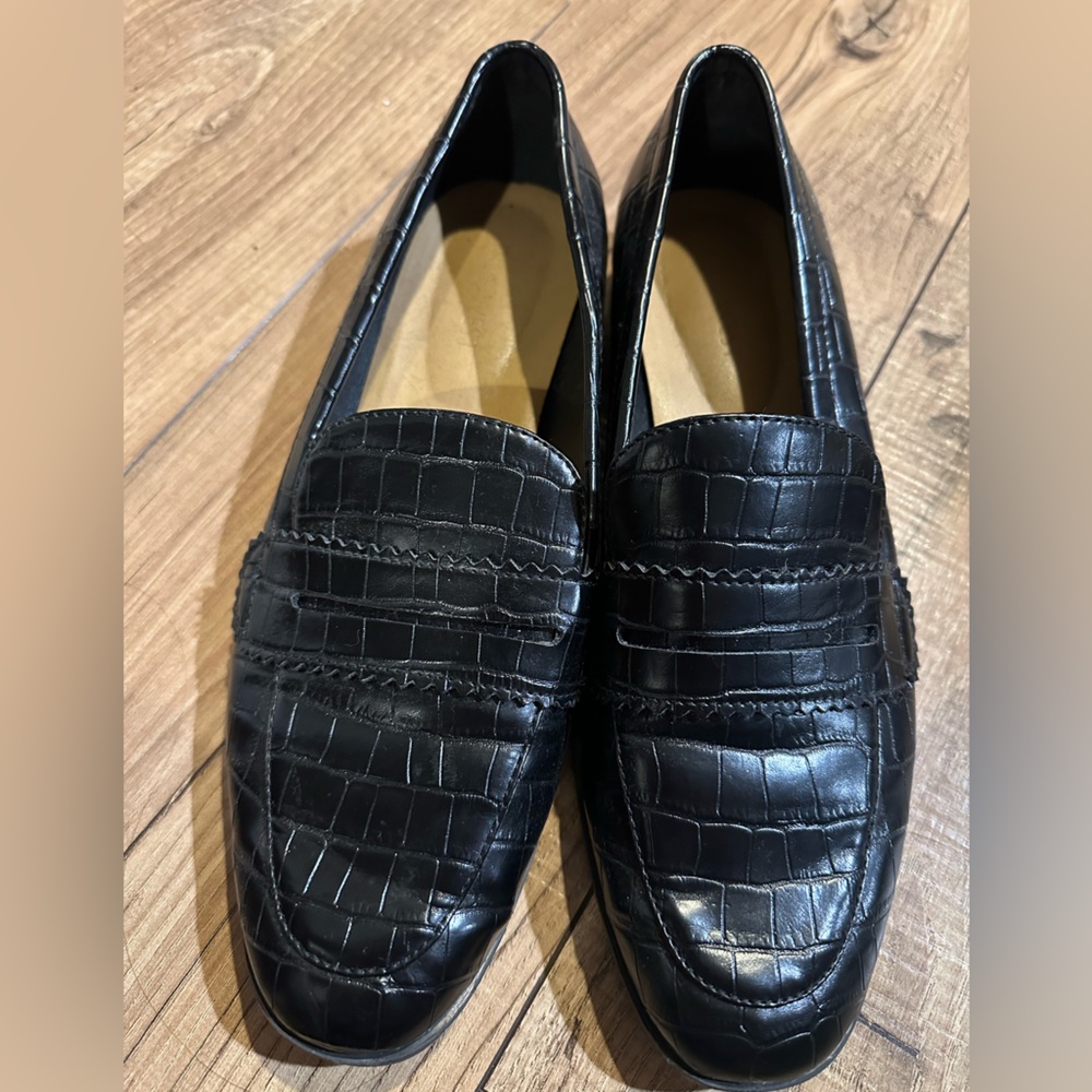 Black Crocodile Pattern Loafers
